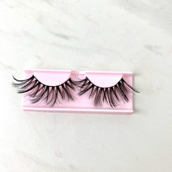 Darlin' Please Glamorous Instagram Worthy Lashes - Picture 7 of 8